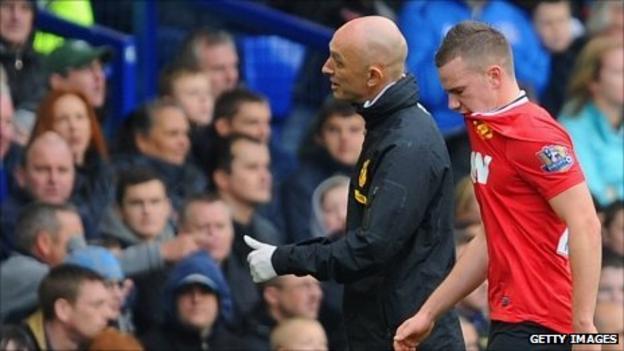 Tom Cleverley leaves the pitch against Everton