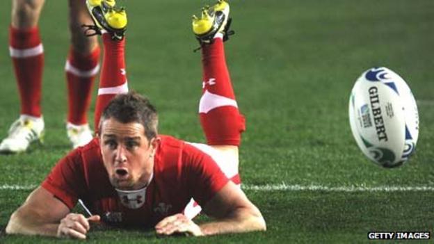 Shane Williams scores a try against Australia at the 2011 World Cup