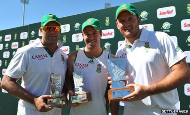 South Africa's Jacques Kallis, AB de Villiers and Graeme Smith with the Test series trophy
