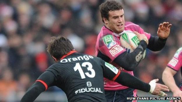 Jamie Roberts takes on Toulouse in 2009