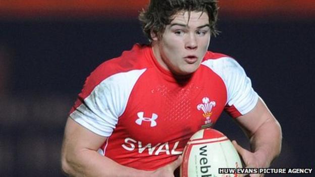 Harry Robinson playing for Wales U20