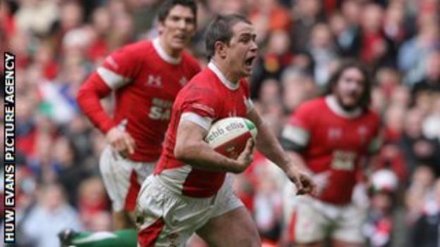 Shane Williams crosses for a dramatic late try against Scotland in 2010