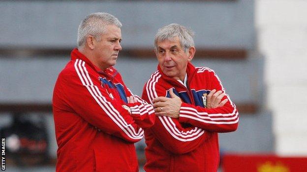Warren Gatland and Sir Ian McGeechan talk tactics on the 2009 Lions tour