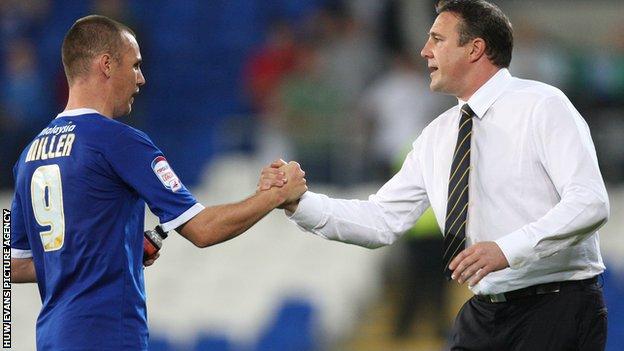 Malky Mackay shakes the hand of Cardiff striker Kenny Miller