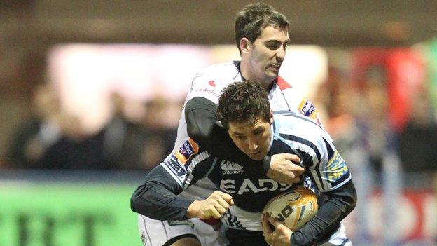 Gavin Henson is tackled by Ruan Pienaar