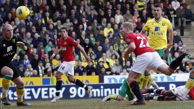 Manchester United's Paul Scholes (second right) heads the ball to score against Norwich at Carrow Road
