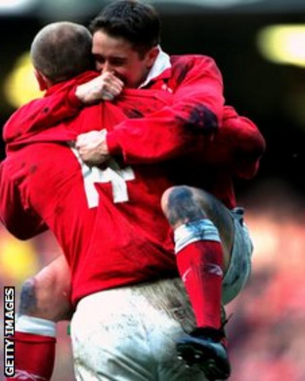 Shane Williams celebrates with Gareth Thomas
