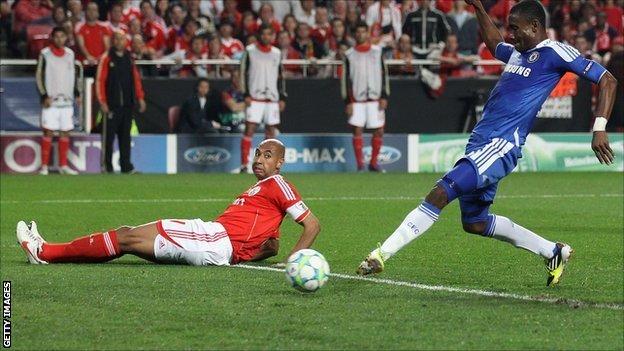Ivory Coast's Salomon Kalou scores for Chelsea against Benfica