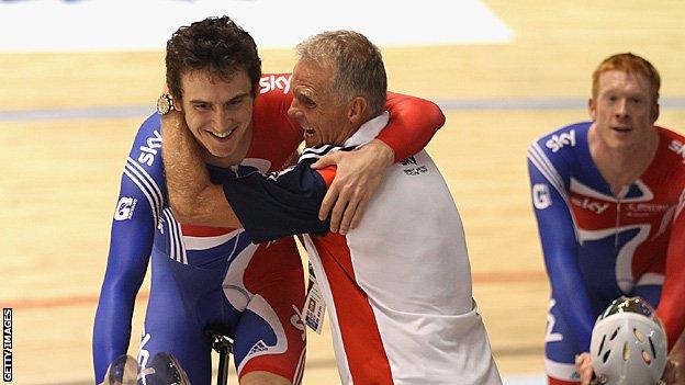 Geraint Thomas và Shane Sutton ăn mừng