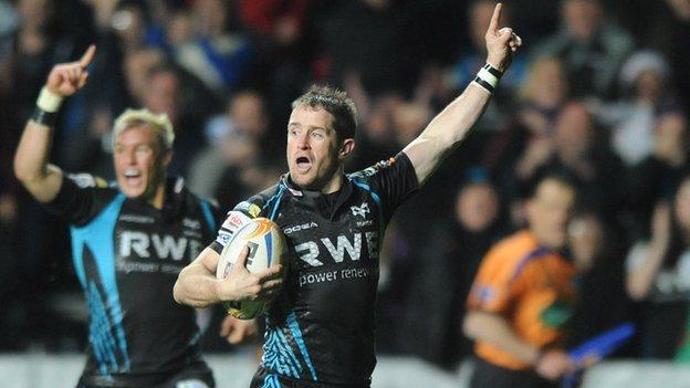Shane Williams heads for the line