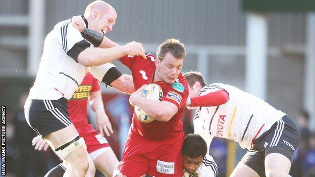 Paul O'Connell holds Matthew Rees