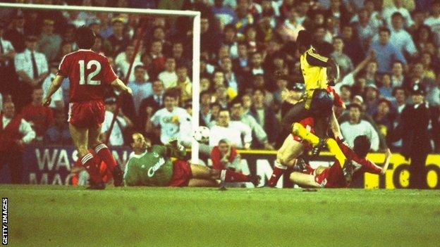Arsenal's Michael Thomas scoring the title clinching goal in 1989