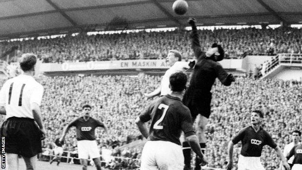Lev Yashin punches the ball clear