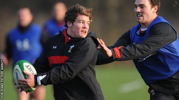Harry Robinson evades George North in Wales Suix Nations training