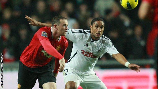 Manchester United's Wayne Rooney battles for the ball with Ashley Williams