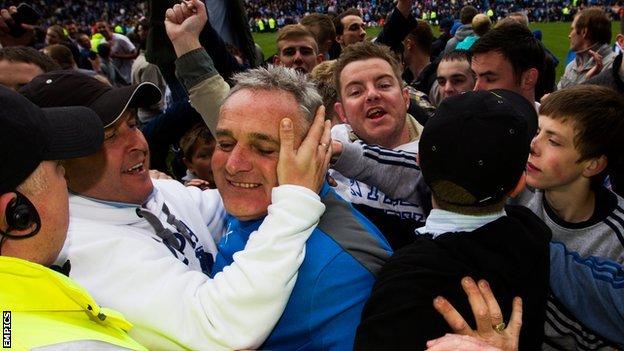 Dave Jones is mobbed by Sheffield Wednesday fans
