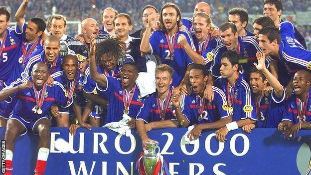 The France squad celebrate victory at Euro 2000