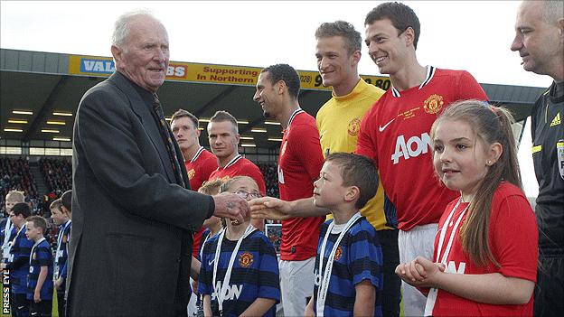 Harry Gregg meets the Manchester United players