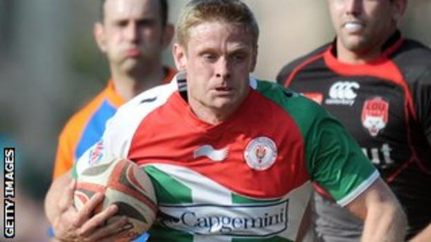 Iain Balshaw runs with the ball for Biarritz