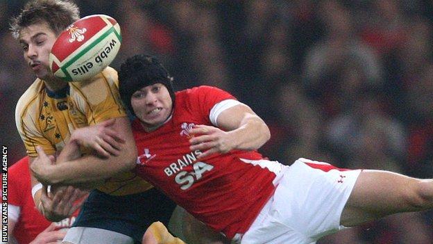 Leigh Halfpenny challenges Drew Mitchell in 2009