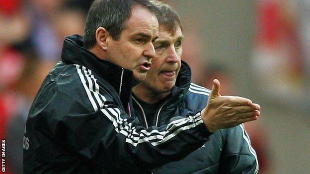 Steve Clarke (l) and former Liverpool manager Kenny Dalglish (r)