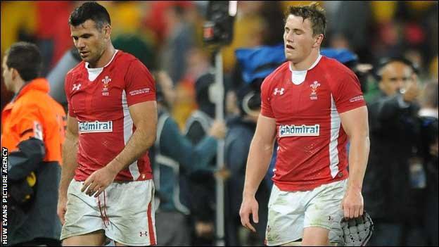 Mike Phillips and Jonathan Davies look dejected