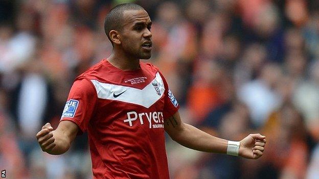 Striker Ashley Chambers re-signs with York City - BBC Sport