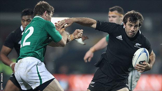 Ireland centre Gordon D'Arcy challenges Conrad Smith of New Zealand