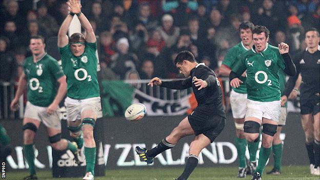 Dan Carter's late drop goal gave New Zealand a 22-19 win over Ireland