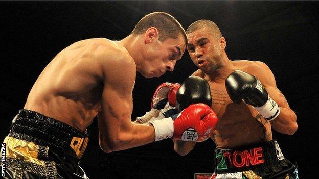 Scott Quigg (l) and Rendall Munroe in action