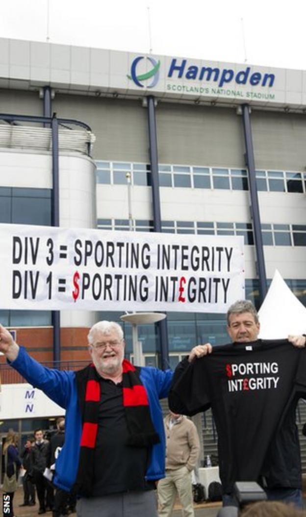 Fans protest outside Hampden as the SFL chairmen arrive