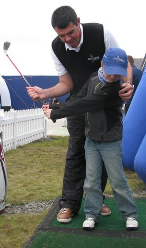 Mark Loftus coaches a young golfer at Castle Stuart