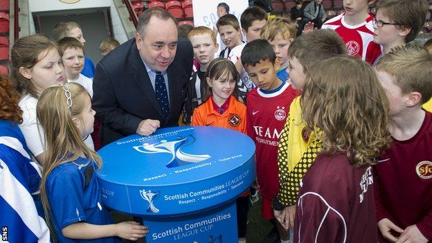 Alex Salmond talks to children at Stenhousemuir's Ochilview Park