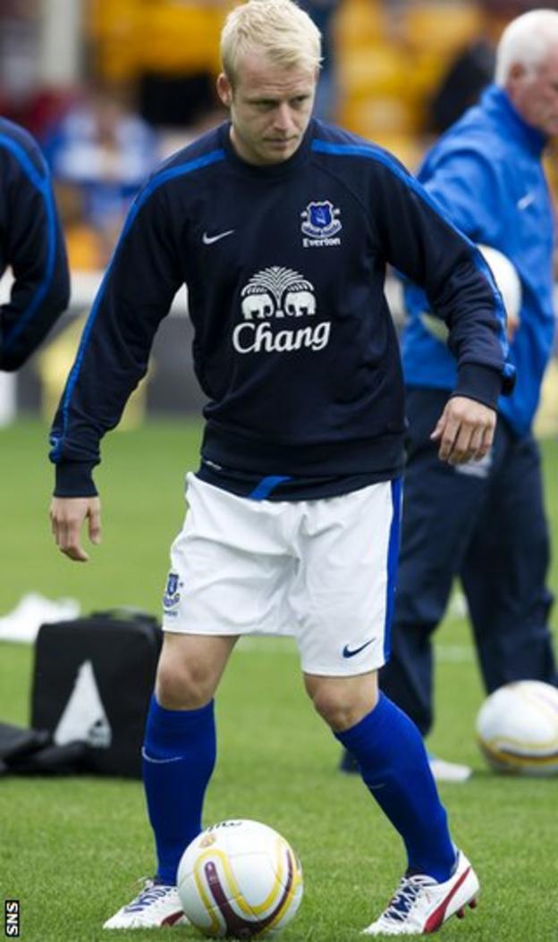 Naismith warms up for Everton at Fir Park as his new side face Motherwell