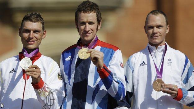 Bradley Wiggins (centre), Chris Froome (right)