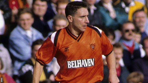 Jim McInally playing for Dundee United