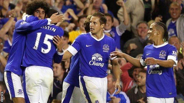 Everton celebrate Marouane Fellaini's winner
