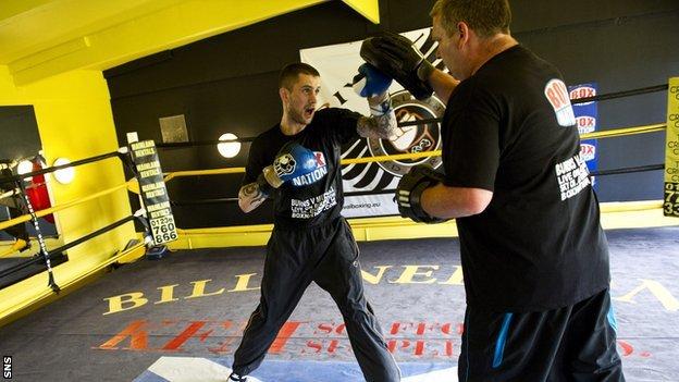 Ricky Burns trains with Billy Nelson