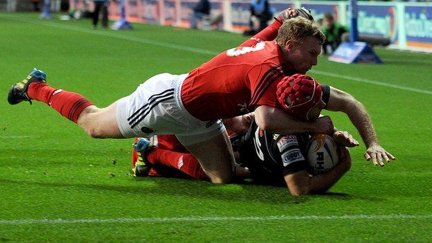 Richard Fussell crosses for a try