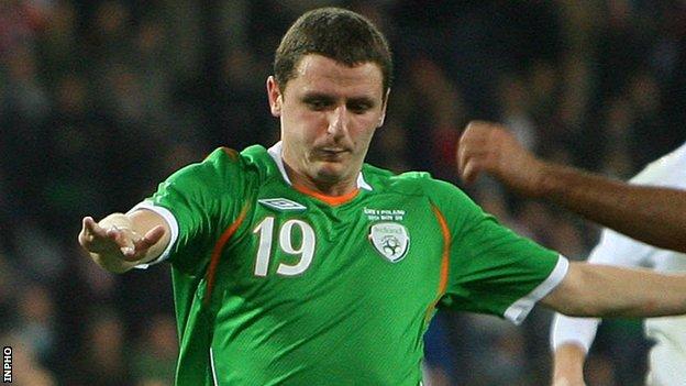 Alex Bruce (centre) in action for the Republic of Ireland against Poland in 2008