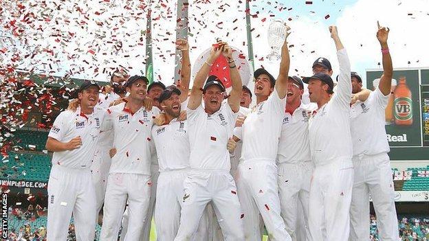 England celebrate retaining the Ashes in 2011