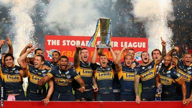 Kevin Sinfield lifts the trophy