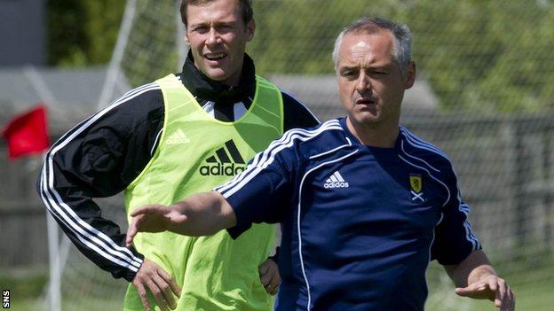 McKinnon teaches former Scotland striker Duncan Ferguson during an SFA coaching course