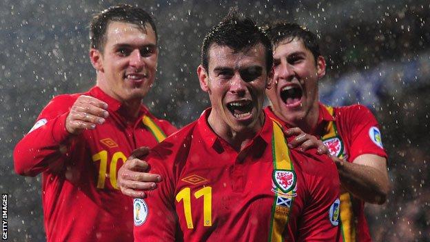 Aaron Ramsey and Ben Davies help Gareth Bale celebrate his winner against Scotland
