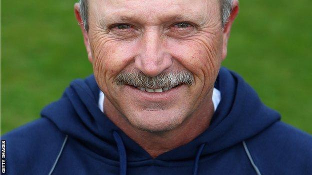 David Houghton signs new Derbyshire batting coach deal - BBC Sport