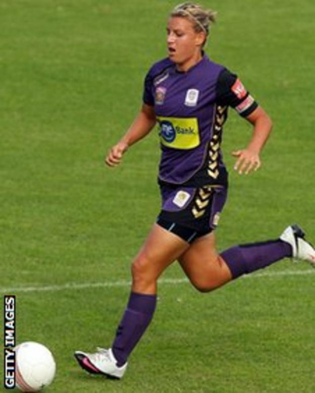 Tanya Oxtoby playing for Perth Glory in 2011
