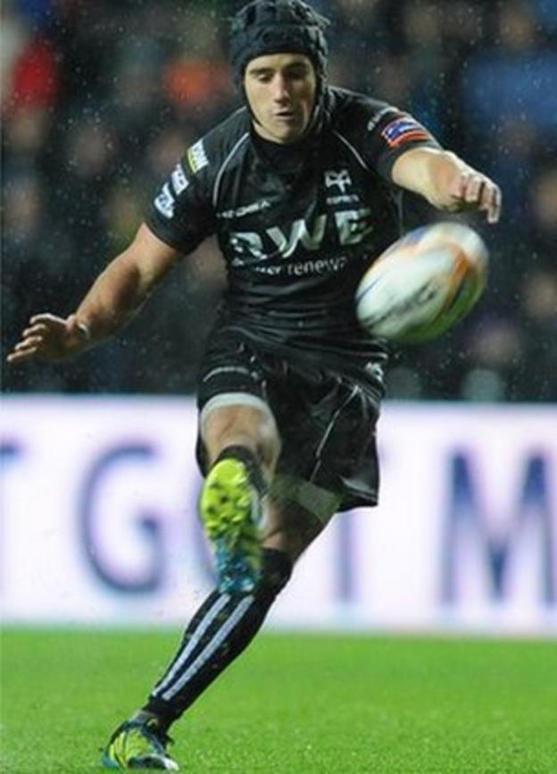 Ospreys fly-half Matthew Morgan lands a late penalty to deny Leinster a losing bonus point