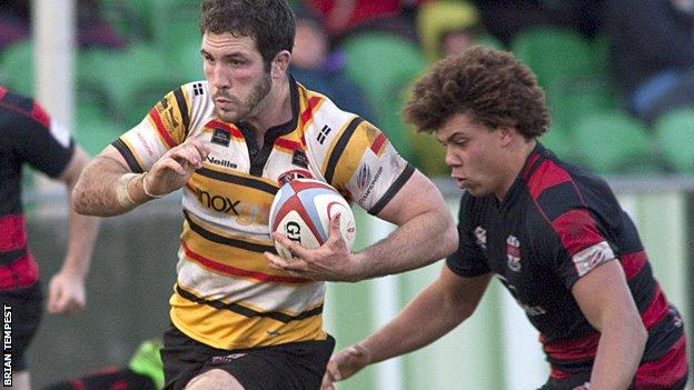 Ben Maidment goes on a run for Pirates