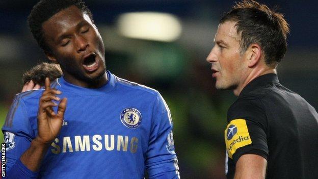 Chelsea's Jon Mikel Obi (l) complains to referee Mark Clattenburg