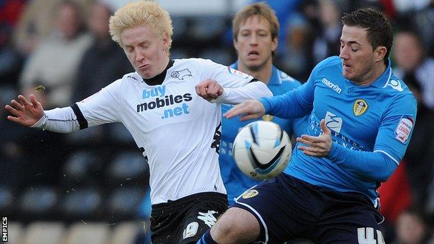 Derby's Will Hughes (left) and Ross McCormack of Leeds